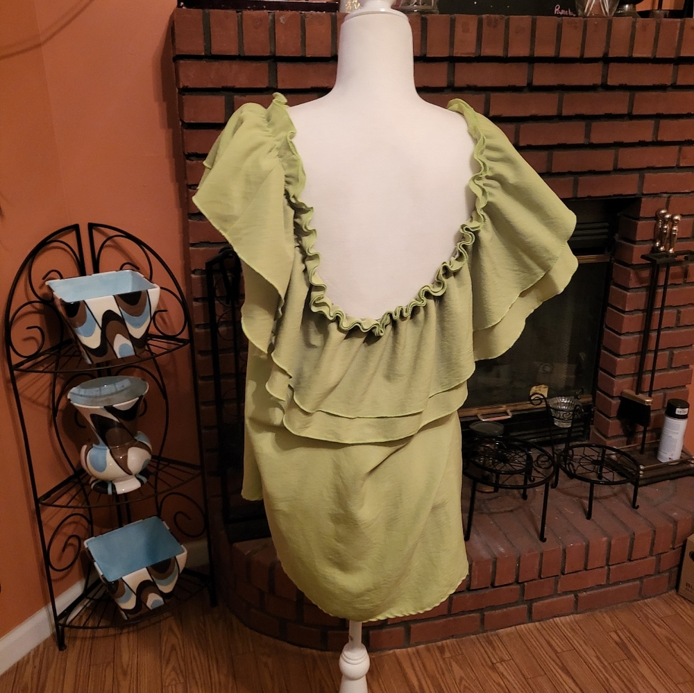 Elegant Green Ruffle Top - Picture 2 of 4